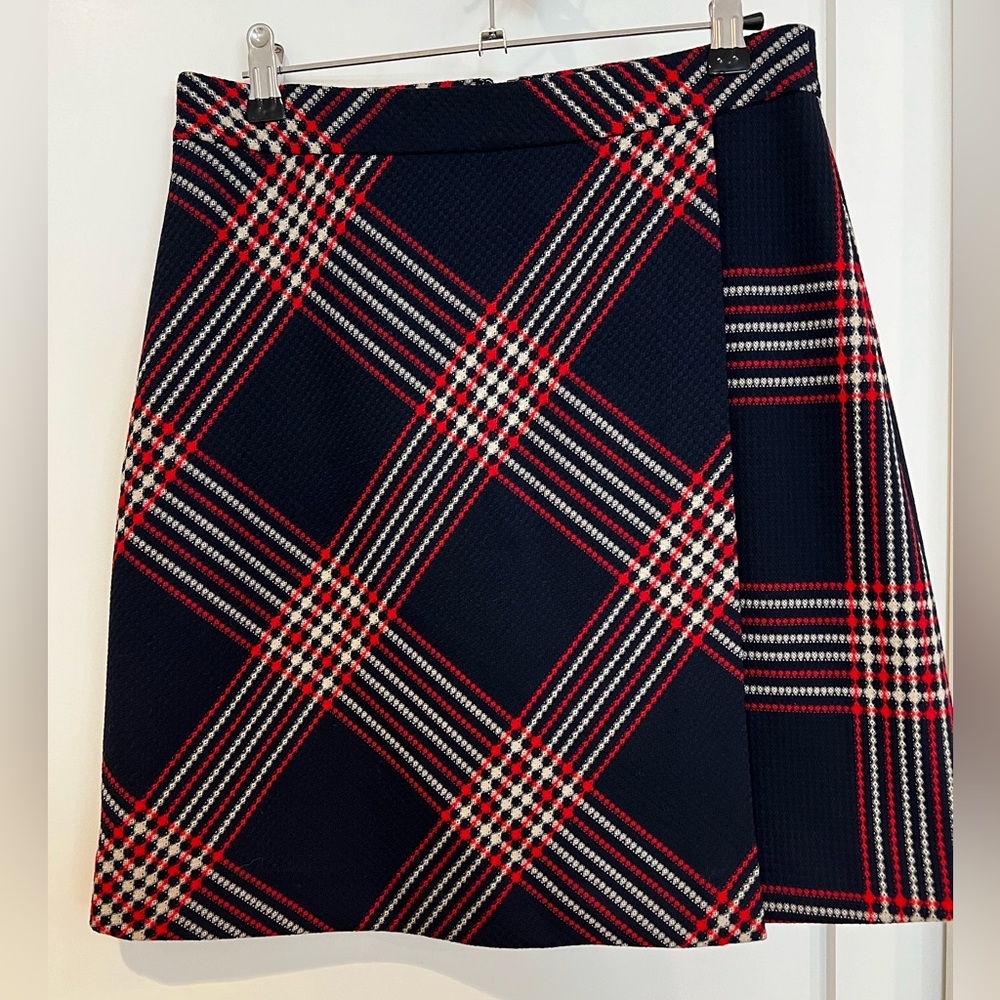 Never worn plaid Halogen skirt sz 2 petite (fits a 5’5” person).